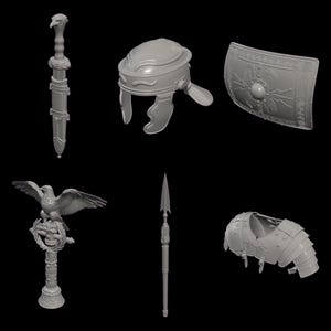 Op de afbeelding: Een verzameling grijs Romeins militair materieel, waaronder een helm, schild, speer, zwaard en borstpantser. Een adelaarsbeeld staat op een zuil. De objecten staan tegen een zwarte achtergrond.
