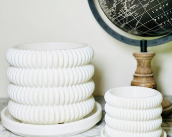 Ribbed planter pot