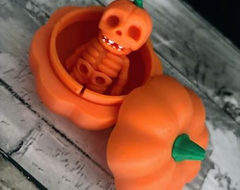 3D gedrucktes oranges Halloween-Skelett mit einem Kürbis-Behälter