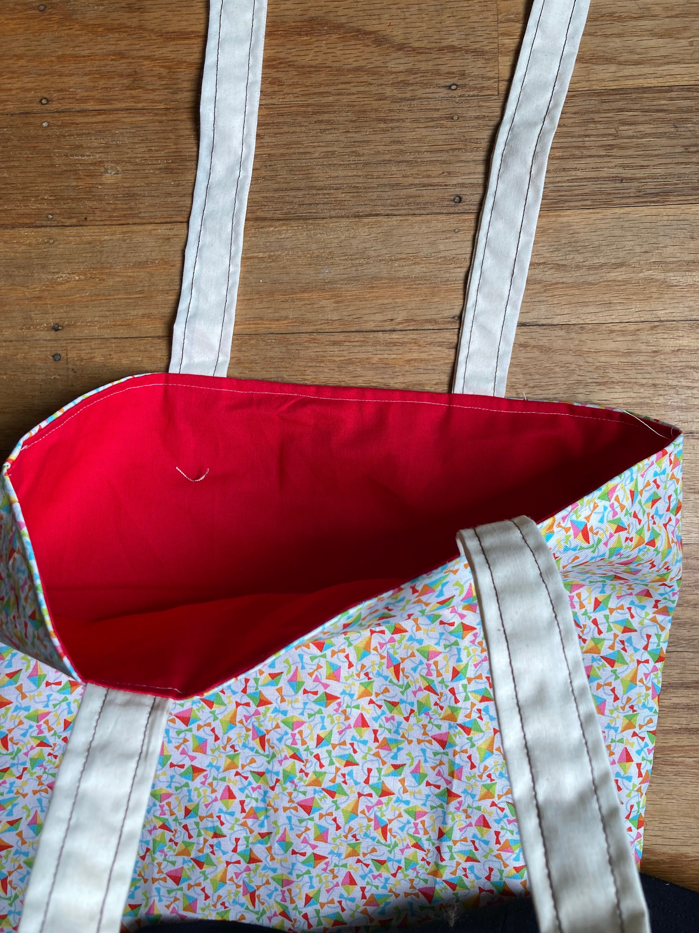 [ILLIT ミンジュ 着用] Lucky Tote Bag - 4カラー + FREE OMAKE Qoo10] [NAVIVERSE] [ILLIT ミ : KPOP