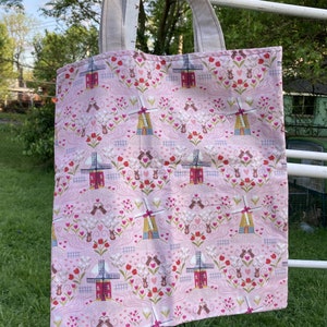 Sac fourre-tout fait main, entièrement doublé, tissu moulins à vent hollandais, tissu petites souris et tulipes, Lewis & Irene, champs de tulipes, rose