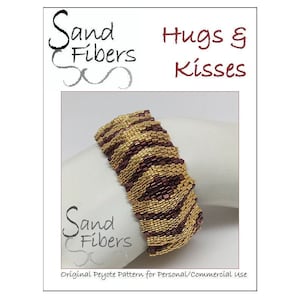 Puede incluir: Un brazalete de cuentas doradas y marrones con un patrón de chevron. El brazalete está sobre una superficie blanca. El texto "Sand Fibers Hugs & Kisses" está en la parte superior de la imagen. El texto "Sand Fibers" está en la parte inferior de la imagen. El texto "Original Peyote Pattern for Personal/Commercial use" está en la parte inferior de la imagen.