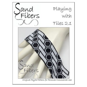 Peut inclure: Bracelet en perles noir et blanc avec un motif géométrique. Le bracelet s'appelle "Playing with Tiles 2.1" et est un motif peyote original pour un usage personnel ou commercial.