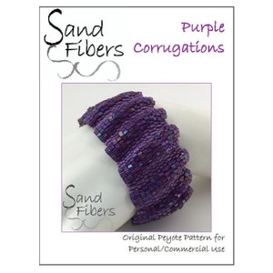 Peut inclure: Bracelet en perles violettes avec un motif ondulé. Le bracelet est fait de perles de rocaille et a un léger reflet iridescent. Le bracelet est étiqueté "Sand Fibers" et "Purple Corrugations". Le texte "Original Peyote Pattern for Personal/Commercial Use" est également inclus.
