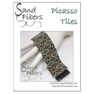 Peut inclure: Un bracelet en perles avec un motif géométrique dans des tons de brun, beige, bleu et noir. Le bracelet s'appelle "Picasso Tiles" et est un motif peyote original pour un usage personnel ou commercial.