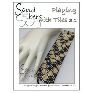Peut inclure: Un bracelet en perles noires et dorées avec un motif hexagonal. Le bracelet s'appelle "Playing with Tiles 3.1" et est un motif peyote original pour un usage personnel ou commercial.