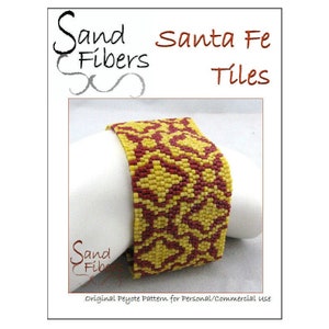 Peut inclure: Un bracelet en perles avec un motif géométrique en jaune et rouge. Le bracelet est réalisé en point de peyote et s'appelle "Santa Fe Tiles".