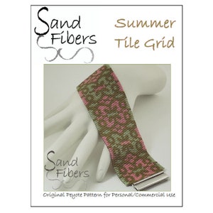 Peut inclure: Un bracelet en perles avec un motif géométrique vert, rose et marron. Le bracelet est sur un mannequin de main blanc. Le texte "Sand Fibers Summer Tile Grid" est en haut de l'image. Le texte "Sand Fibers" est en bas de l'image. Le texte "Original Peyote Pattern for Personal/Commercial use" est en bas de l'image.