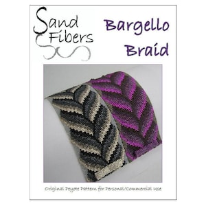 Könnte beinhalten: Nahaufnahme eines Perlenarmbands mit einem Bargello-Zopfmuster in Grau-, Schwarz- und Lilatönen. Das Armband ist aus Perlen gefertigt und hat ein gewebtes Design. Der Text "Sand Fibers Bargello Braid" ist oben im Bild sichtbar.