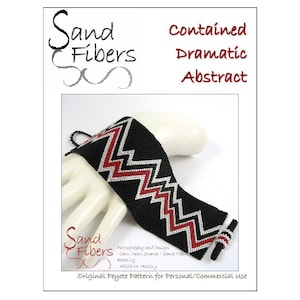 Pode incluir: Um bracelete de ponto peyote preto e vermelho com um padrão geométrico. O bracelete está em uma mão de manequim branca. O texto "Sand Fibers Contained Dramatic Abstract" está na parte superior da imagem. O texto "Original Peyote Pattern for Personal/Commercial Use" está na parte inferior da imagem.