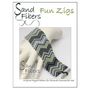 Könnte beinhalten: Ein schwarzes, weißes und grünes Perlenarmband mit einem Chevron-Muster. Das Armband befindet sich an einer Mannequinhand und hat einen Schiebeverschluss. Das Bild enthält den Text "Sand Fibers Fun Zigs" und "Original Peyote Pattern for Personal/Commercial Use".