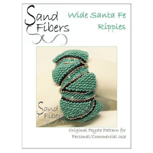 Könnte beinhalten: Ein türkisfarbenes und goldenes Perlenarmband mit einem wirbelnden Muster. Das Armband ist mit "Wide Santa Fe Ripples" und "Sand Fibers" beschriftet. Der Text "Original Peyote Pattern for Personal/Commercial Use" ist ebenfalls enthalten.