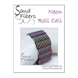 Puede incluir: Un brazalete de cuentas de color neón sobre un fondo blanco y negro. El brazalete está hecho con punto de peyote y es un patrón para uso personal o comercial. El patrón se llama "Neon Roll Call" y es de Sand Fibers.