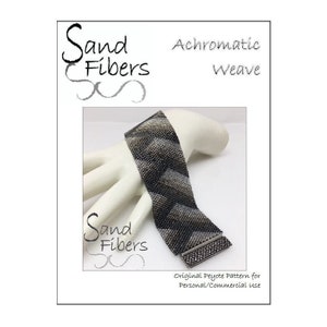 Puede incluir: Un patrón de brazalete de cuentas de peyote tejido acromático de Sand Fibers. El brazalete está hecho con cuentas negras y grises y tiene un cierre plateado. El patrón es para uso personal o comercial.