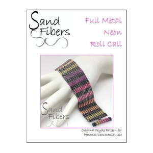 Puede incluir: Un brazalete de cuentas colorido con un patrón a rayas en tonos de rosa, naranja, amarillo, morado y negro. El brazalete está hecho con punto de peyote y se muestra en una mano de maniquí. El texto "Sand Fibers" y "Full Metal Neon Roll Call" es visible en la imagen. El texto "Original Peyote Pattern for Personal/Commercial Use" también es visible.
