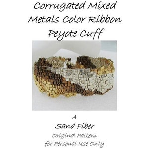 Puede incluir: Una pulsera de cuentas con colores metálicos. La pulsera presenta un patrón de cuentas doradas, marrones y plateadas. El texto de la imagen dice "Corrugated Mixed Metals Color Ribbon Peyote Cuff" y "Sand Fiber Original Pattern for Personal use Only."