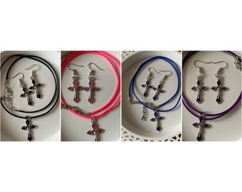 Gotische kruisketting met oorbellen in een alternatieve stijlset