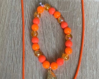 Conjunto de joyería con cadena de pulsera y pendientes.