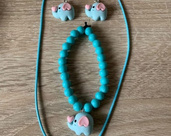 Conjunto de joyería con cadena de pulsera y pendientes.