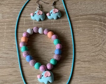 Conjunto de joyería con cadena de pulsera y pendientes.