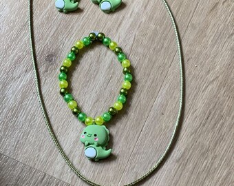 Conjunto de joyería con cadena de pulsera y pendientes.