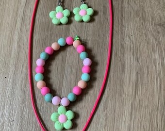 Conjunto de joyería con cadena de pulsera y pendientes.