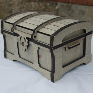 Baule del tesoro rustico in legno tagliato al laser