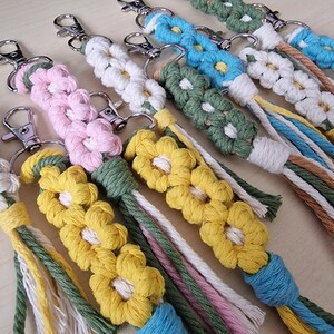 Llavero de margarita de macramé, dije floral bohemio, accesorio tejido a mano de estilo cottagecore, regalo de primavera