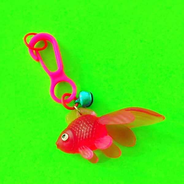 Betta Koi Fish Repop Années 80 Charmes en plastique Poisson rouge Collier à breloques colorées Bracelet NOUVEAU Clip Pendentif cloche Bibelot Nostalgie Bleu Vert Jaune