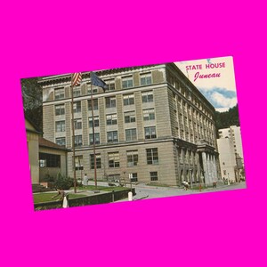 Postal vintage de Alaska de los años 60, edificio del gobierno del Capitolio del estado de Juneau, arquitectura montañosa, Estados Unidos, fotocromo, sin usar