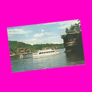 Carte postale du Wisconsin, vintage des années 1950, croisière sur la rivière Lower Dells, vue panoramique sur le bec des faucons, formation rocheuse de l'été, époque photochrome d'été non utilisé
