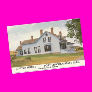 Cartolina d'epoca anni '70 del Dakota del Nord Mandan Custer House Fort Lincoln State Park Museum Historic Reconstruction Fotocromia Postalmente inutilizzata