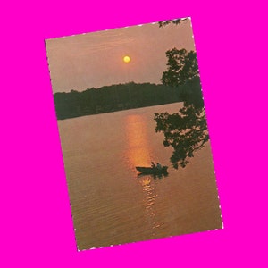 Vintage 1960er Jahre Postkarte Postkarte See Sonnenuntergang Reihe Boot Sommer Strand Malerische Urlaubsansicht Photochrome Ära Postal unbenutzt
