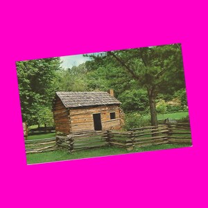 Carte postale vintage des années 1950 Kentucky Hedgenville Abraham Lincoln maison d'enfance maison cabane en rondins Architecture photochrome époque non utilisé