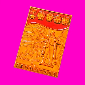 Leningrado Lenin muestra el camino Estatua de San Petersburgo Mapa Medallas Era de la URSS Rusia Retro Propaganda Vintage 1980 Insignia de estaño Pin de solapa Broche
