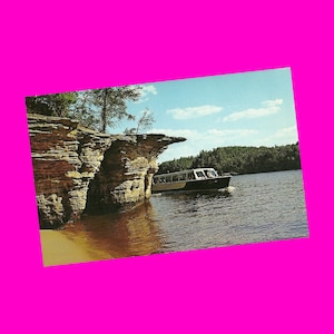 Carte postale vintage des années 1990, Wisconsin, Dells Swallows Nests River Cruise, vue panoramique sur la formation rocheuse, plaisirs d'été, États-Unis, époque photochrome