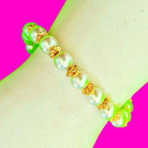 Vintage 1980s Pearly and Gold Classic Retro Kitsch Valley Girl Preppy Beaded Bauble Spring Clasp Bracelet