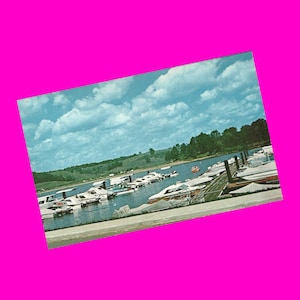 Carte postale vintage des années 1980 de l'Ohio, parc d'État de Salt Fork, marina de Cambridge, paysage pittoresque, eau, quais de bateaux, vue des États-Unis, époque photochrome non utilisée