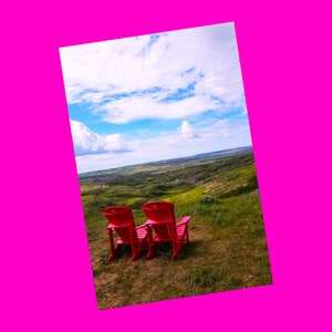 Chaises rouges Parc national des Prairies Parc national des Prairies de la Saskatchewan Petites entreprises des badlands de la Saskatchewan NOUVELLE carte postale exclusive PinkSkull de la révolution du courrier postal