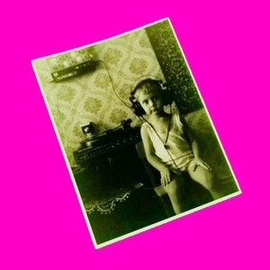 Audiophile Junge mit Kopfhörer Retro Kitsch Radio Kid Vintage Bild Wilde Tapete glänzend Diecut Vinyl-Aufkleber