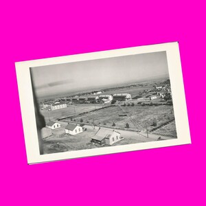 Vintage 1940s postal casas adosadas en Dusty Country Street pequeña ciudad vista aérea panorámica RPPC foto real postal era postalmente sin usar