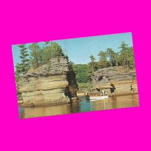 Wisconsin vintage jaren 1950 ansichtkaart Lower Dells River Cruise Sugar Bowl schilderachtig uitzicht op hoge rotsformatie zomer fotochroom tijdperk Postally ongebruikt