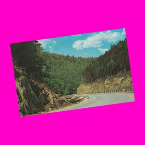 Carte postale vintage des années 1960 dans le Massachusetts Mohawk Trail Cold River Bridge Scenic Mountain Road États-Unis ère photochrome non utilisé