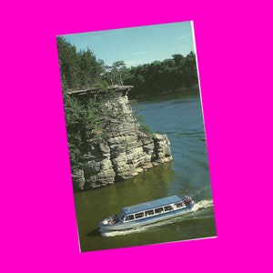 Wisconsin vintage jaren 90 ansichtkaart Dells riviercruise zonsondergang klif schilderachtig uitzicht rotsformatie zomerpret USA fotochroom tijdperk post-ongebruikt