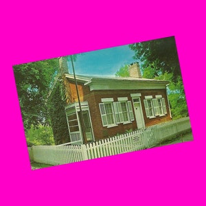 Carte postale vintage des années 1950 de l'Ohio, lieu de naissance de Milan Thomas Edison, maison de construction palissade pittoresque, États-Unis époque photochrome non utilisé