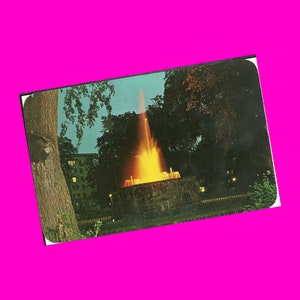 Carte postale vintage des années 1960, Lansing Reutter Memorial Fountain, Central Park, jolie vue nocturne, époque photochrome postal n'a pas été utilisée