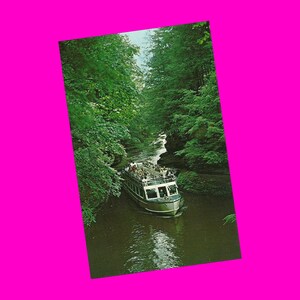 Carte postale du Wisconsin, vintage des années 1990, croisière sur la rivière Dells, vue panoramique sur le canyon d'eau froide, formation rocheuse, plaisirs d'été, époque photochrome non utilisé