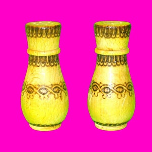 Vintage 1970s Wood Pots Patterned Country Chic Retro Kitschy Kitchen Salt and Pepper Shakers