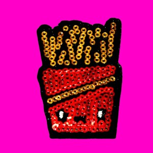 Puede incluir: Un parche de plancha de lentejuelas rojas y doradas que representa un contenedor de patatas fritas de dibujos animados con una cara sonriente.