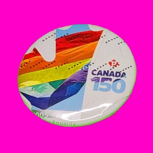 Timbre-poste badge avec épingle 1,25 po. kitsch nostalgie courrier postal stylo plume Canada finlande France Allemagne voyageur du monde bijoux souvenir